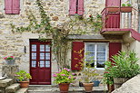 Photo d'une faade colore dans le village de Saint Pierreville en Ardche