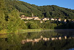 Photographie du village de Saint Martial au dessus de son lac