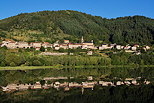 Photographie du village de Saint Martial en Ardche avec son reflet dans le lac