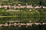 Photo du village de Saint Martial se reflétant dans les eaux du lac