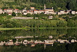 Photo du village de Saint Martial se refltant dans les eaux du lac