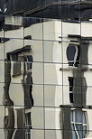 Photo de reflets dforms d'un immeuble sur une faade vitre  Annecy