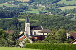 Photographie de l'église et du village de Musièges dans la campagne de Haute Savoie