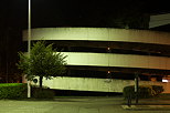 Photo de nuit de la descente hélicoïdale du parking des Galeries Lafayette à Annecy