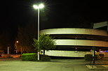 Lumière nocturne sur la descente en colimaçon du parking des Galeries Lafayette à Annecy