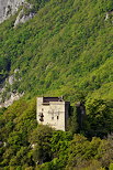 Photo du château d'Arcine sur les pentes de la montagne du Vuache en Haute Savoie