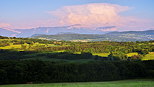 Image d'un paysage rural de Haute Savoie avec une formation nuageuse au dessus des montagnes