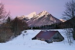 Photo d'une vieille grange dans un paysage d'hiver au crpuscule dans le Parc Naturel Rgional du Massif des Bauges