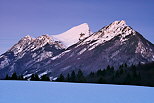 Image des montagnes enneiges du Massif des Bauges au crpuscule