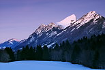 Photo à l'heure bleue des montagnes enneigées du Massif des Bauges