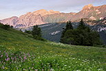 Image du crpuscule sur la montagne du Bargy dans le Massif des Bornes