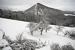 Photographie d'un paysage rural enneig devant le Mont de Musiges