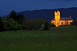 Image de l'église du village de Franclens illuminée au crépuscule