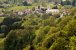 Image du village de Belleydoux au printemps dans le PNR du Haut Jura
