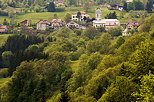 Image du village de Belleydoux au printemps dans le PNR du Haut Jura