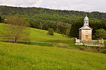 Image de la chapelle de Belleydoux dans les montagnes du Haut Jura