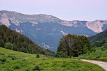 Photographie d'un paysage de moyenne montagne au crépuscule dans le massif du Jura