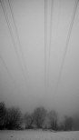 Photographie de neige et de brouillard sous une ligne à haute tension