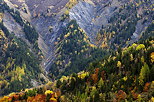 Photo de fort de montagne en automne et et de pentes rodes dans la Valle des Villards