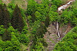 Image d'une cascade alimente par la fonte des neiges dans les montagnes des Aravis