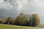 Photo du brouillard d'automne se dissipant entre Chaumont et Musièges en Haute Savoie