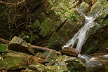 Photo de cascade dans les rochers - Massif des Maures