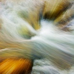 Photo abstraite de remous dans la rivière de l'Abatesco en Haute Corse