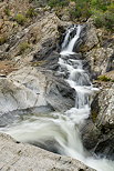 Photo d'une cascade dans le ruisseau de Boulin au confluent avec la rivière de la Verne dans le Massif des Maures