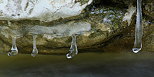 Image de glaons suspendus  un rocher au dessus du torrent du Fornant en Haute Savoie