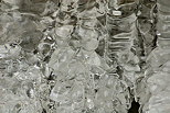 Photo en gros plan de stalactites de glace dans le Fornant en Haute Savoie