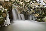 Photo d'une petite cascade au milieu des glaons dans le torrent du Fornant en Haute Savoie