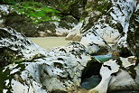 Image de roches calcaires dans le lit de la rivire du Chran dans le Massif des Bauges