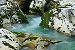 Photographie de l'eau courant entre des rochers dans le lit de la rivire du Chran - Massif des Bauges