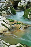 Photographie du courant entre les rochers dans le lit de la rivire du Chran