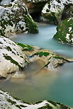 Photo en pose longue de l'eau du Chrant serpentant entre les rochers - Massif des Bauges