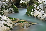 Photo de l'eau du Chéran serpentant dans le lit de la rivière