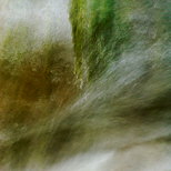 Image abstraite de l'eau et de la mousse dans la rivire du Fornant