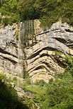 Image du pli synclinal du Chapeau de Gendarme et de sa cascade près de Septmoncel dans le Jura