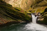 Photo d'une cascade puissante dans les gorges du Chran