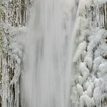 Gros plan de la glace autour de la cascade de Barbennaz durant l'hiver 2012