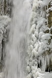 Photo de la cascade de Barbannaz entourée de glace pendant l'hiver 2012