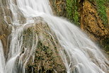 Photo d'un rocher arrosé par l'eau de la cascade de Glandieu