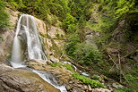 Photo de la cascade du Dard dans les montagnes du Massif des Bornes