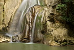 Image en gros plan sur la partie inférieure de la cascade de Barbannaz