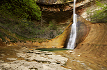 Image de la cascade du Pain de Sucre dans son petit cirque rocheux