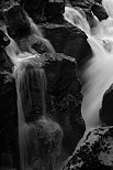 Image de rochers et de petites cascades dans les Pertes de la Valserine