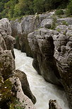 Photo de la rivière tumultueuse dans les Pertes de la Valserine