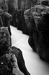 Photographie de l'eau sinuant entre les rochers des Pertes de la Valserine