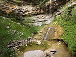 Photo de la partie inférieure de la cascade de la Queue de Cheval dans les montagnes du Haut Jura