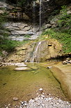 Image du bas de la cascade de la Queue de Cheval dans le Haut Jura